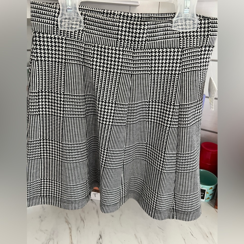 Girls Size Small (6/6x) Houndstooth Skirt